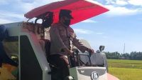 Dekat Dengan Petani, Polisi di Sinjai Timur Turun Panen Padi