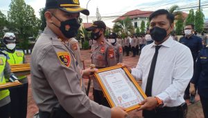 Kontribusi Sukseskan Vaksinasi, Kapolres Sinjai Berikan Penghargaan
