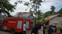 Aksi Cepat Lanal Simeulue Memadamkan Api yang Hampir Menghanguskan Rumah Warga