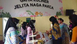 Nyonya Desi Totok Imam Terkesan Keterampilan Anggota Persit Armed 3