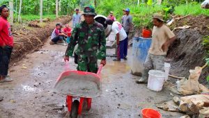Babinsa Koramil 03/Mojosongo Laksanakan Karya Bakti Pengecoran Jalan