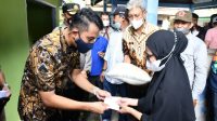 Bupati ASA Serahkan Bantuan Kepada Pedagang di Pasar Sentral Sinjai