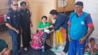 Ikut Prihatin, Nasdem Sinjai Santuni Orang Tua Yang Bonceng Jenazah Anaknya dari Bone