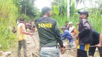 Benahi Jalan Rusak di Bulupoddo, Banser Sinjai Turun Tangan Bersama Warga