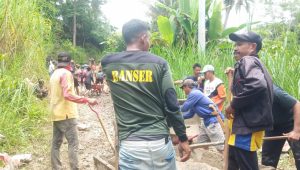 Benahi Jalan Rusak di Bulupoddo, Banser Sinjai Turun Tangan Bersama Warga