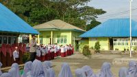 Perkuat Program Vaksinasi, Personil Polres Simeulue Pimpin Upacara di Sekolah SD