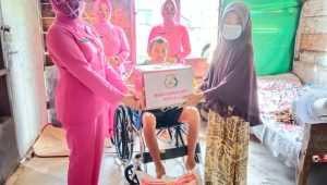 Ketua Bhayangkari Polres Simeulue Memberikan Bantuan Kursi Roda Kepada Warga Desa Angkeo