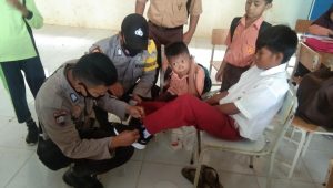 Polisi di Simeulue Sumbang Sepatu dan Seragam Sekolah Untuk Anak Piatu Kurang Mampu