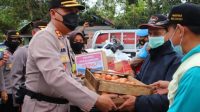 Tinjau Lokasi Banjir, Kapolres Pekalongan Bagikan Sembako di Tempat Pengungsian