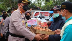Tinjau Lokasi Banjir, Kapolres Pekalongan Bagikan Sembako di Tempat Pengungsian