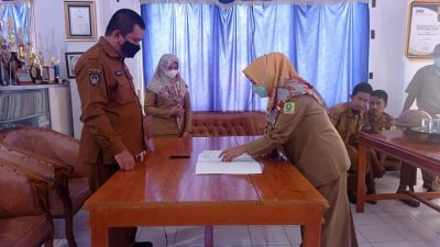 Pejabat Diskominfo Sinjai Tandatangani Perjanjian Kinerja 2022