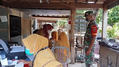 Serda Kasmudi Babinsa Desa Lalabatariaja Mendampingi Giat Vaksinasi