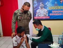 Bhayangkari Dengan Anak Sekolah Terima Vaksin