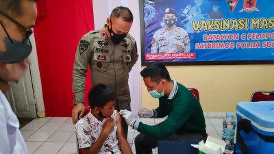Bhayangkari Dengan Anak Sekolah Terima Vaksin