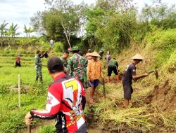 Bersama Masyarakat, Anggota Koramil Bandongan Buka Jalan Usaha Tani