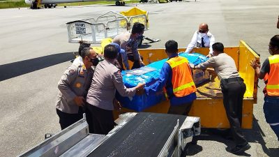 Lakukan Prosesi Penghormatan, 8 Korban Penembakan KKB Diserahkan ke Keluarga