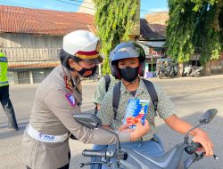 Hari Ke-9 OPS Keselamatan 2022, Kasat Lantas Bagi Brosur Dan Edukasi Tertib Lalin Ke Pengendara