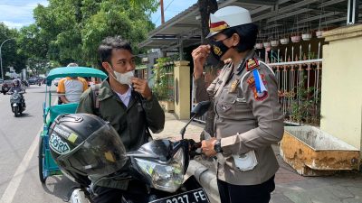 Bentuk Kepedulian Terhadap Covid-19, Satlantas Polres Bantaeng Tempel Stiker Ayo Segera Vaksin dan Bagi Masker Ke Warga