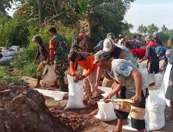 Kebersamaan Serda Asdar Bergotong Royong Bersama Masyarakat Perbaiki Tanggul