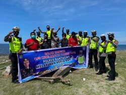 Ops Keselamatan 2022, Satlantas Polres Bantaeng Bersama Komunitas Motor Membersihkan di Pinggir Pantai 