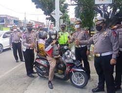 Sat Lantas Polres Sinjai Dampingi Direktorat Lantas Polda Sulsel Berbagi ke Pengendara