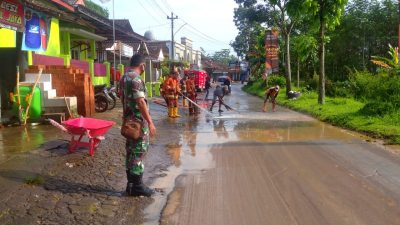Selokan Meluap Akibatkan Jalan Kyai Arof Windusari Tertutup Lumpur