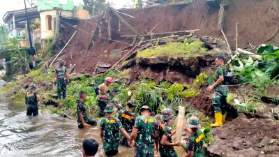 Prajurit Naga Pakca Sigap Tanggap Bantu Warga Bersihkan Material Longsor