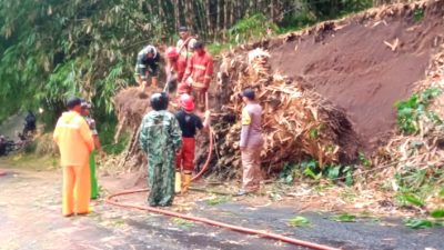 Longsor di Tegalrejo, Satu Mobil Tertimpa Rumpun Bambu