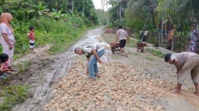 Jalan Desa Sambay Arah Pelabuhan Ujung Sarang: Begini Kata Kepala Dinas PUPR