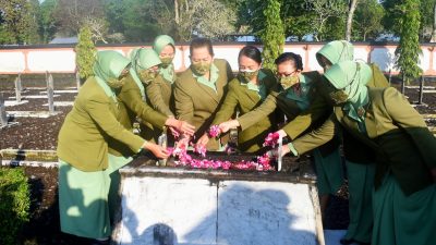 Hormati Jasa Pahlawan, Persit PCBS Akmil Ziarah ke TMP Giri Dharmoloyo