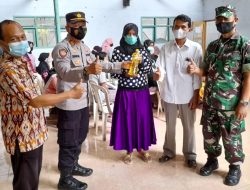 Usai Divaksin, Warga Desa Ketitang Lor Dapat Minyak Goreng Gratis