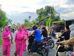 Puluhan Pengguna Jalan Mendapatkan Takjil Gratis dari Brimob Bone