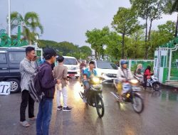 Penghujung Ramadhan 1443 H, HMI Tarbiyah IAIN Madura Bagikan Takjil