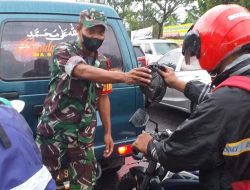 Bersama Anggota Persit, Koramil 17/Salam Berbagi Takjil