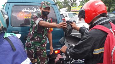 Bersama Anggota Persit, Koramil 17/Salam Berbagi Takjil