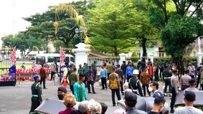 Presiden RI Bagikan Sembako Kepada Masyarakat Yogyakarta