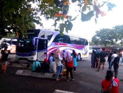 Calon Penumpang Bus di Terminal Tidar Kota Magelang Menumpuk