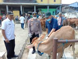 Cegah PMK, Dinas Peterikan Magelang dan Polsek Pakis Pantau Pasar Hewan Sanggrahan
