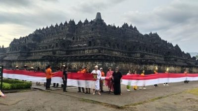 Candi Borobudur ‘Disabuki’ Bendera Merah Putih Sepanjang 1.000 Meter