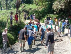 Masyarakat dan Pemuda Gotong Royong Lakukan Perbaikan Jalan Rusak Sapaji–Malakaji