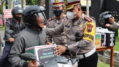 Tertib Berlalulintas, Pengguna Jalan Terima Bingkisan dari Polisi