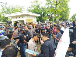 Ratusan Massa dari Kabupaten Bone Unjuk Rasa di Pengadilan Negeri Sinjai