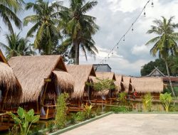 RM Buguri Kabupaten Maros, Sensasi Bersantap Ayam Goreng dan Seafood di Atas Kolam Ikan