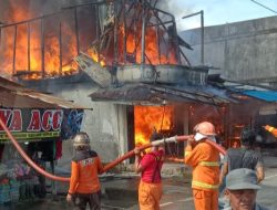 4 Unit Mobil BPBD Yang Memadamkan Kebakaran di Pasar Kampung Air dan 4 Toko Yang Terbakar