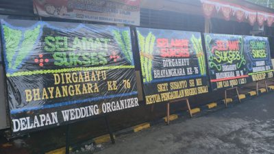 Karangan Bunga Selamat Hari Bhayangkara Ke-76 Berjejer di Halaman Mapolres Sinjai