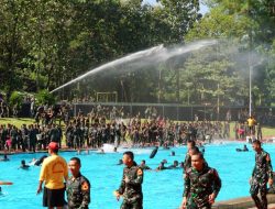 Taruna-Taruni Akmil Lakukan Tradisi Naik Puncak Tidar dan Pesta Air