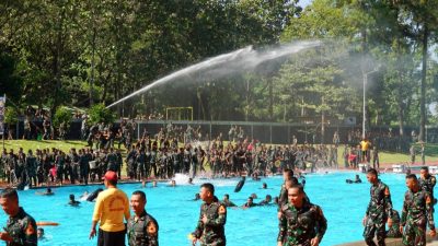 Taruna-Taruni Akmil Lakukan Tradisi Naik Puncak Tidar dan Pesta Air