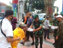 Wujudkan Kepedulian Terhadap Sesama, Yonarmed 11 Kostrad Bagikan Nasi Kotak