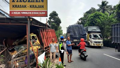 Diduga Sopir Hilang Konsentrasi, Truk Oleng dan Tabrak Rumah Warga