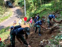 Prajurit Yonarmed 11 Kostrad Bangun Jalur Evakuasi dan Hijaukan Gunung Telomoyo